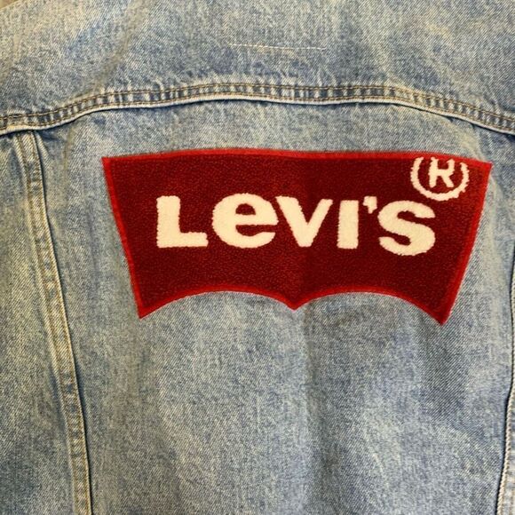 Levis Womens Size Large Button Up Denim Jean Jacket Blue Distressed Light Wash - Picture 9 of 9